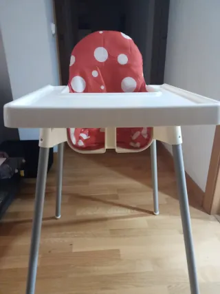 Trona infantil roja con lunares blancos