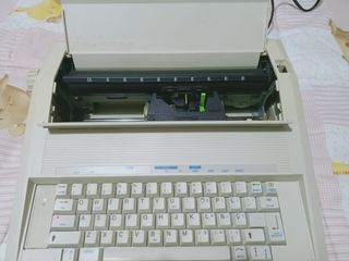 MÁQUINA DE ESCRIBIR ELÉCTRICA OLIMPIETTE ELECTRONI