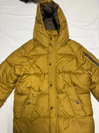 Chaqueta acolchada con capucha color dorado