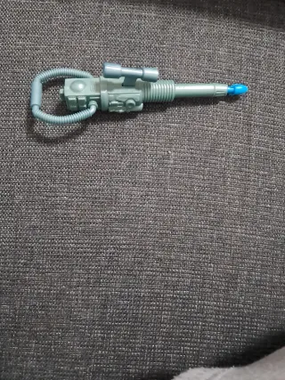 Pistola de juguete gris con visor