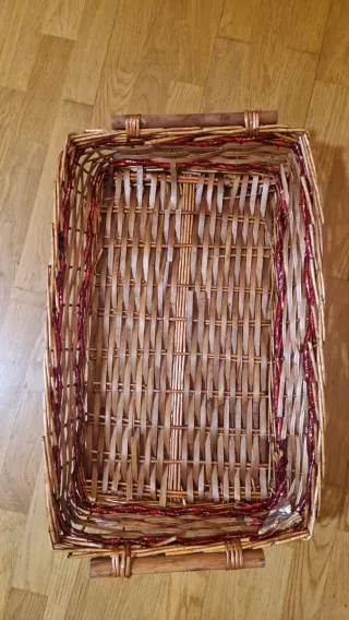Cesta de mimbre con detalles rojos