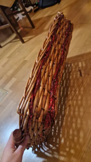 Cesta de mimbre con detalles rojos
