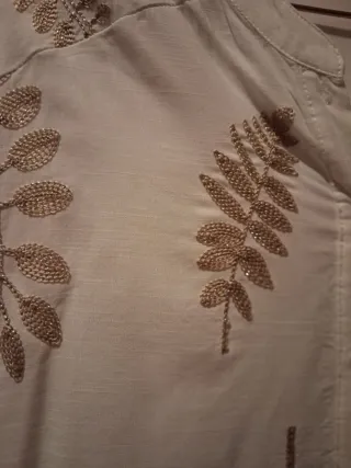 Blusa blanca con bordados dorados