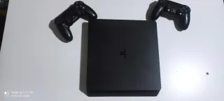 PS4 (PlayStation 4) Negra + 2 Controles + Juego