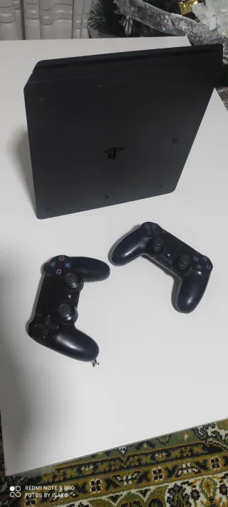 PS4 (PlayStation 4) Negra + 2 Controles + Juego