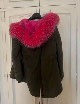 Abrigo verde con forro rosa y capucha