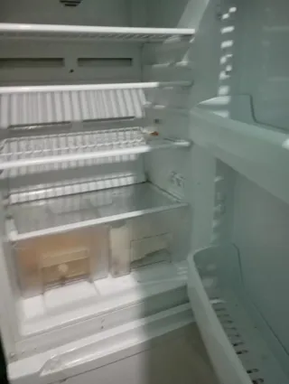 Frigorífico blanco de dos puertas