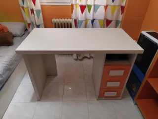 Escritorio blanco y naranja