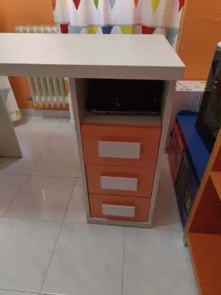 Escritorio blanco y naranja