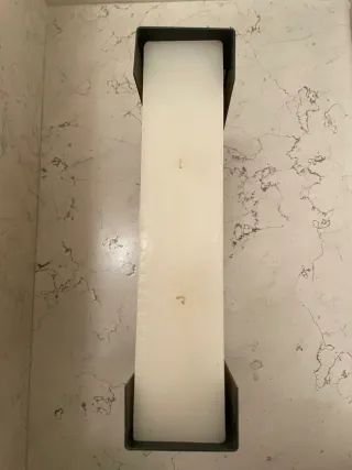 Candela decorativa beige con base metal