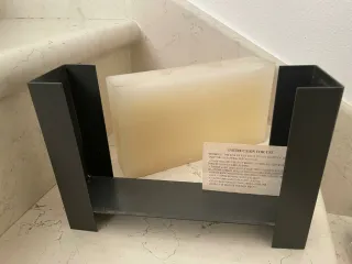 Candela decorativa beige con base metal