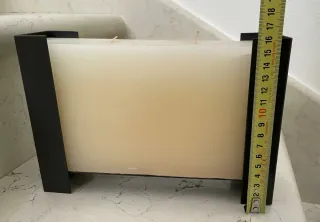 Candela decorativa beige con base metal