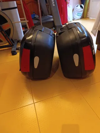 Maletas negras para moto