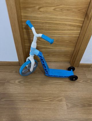 Baúl de madera azul y blanco