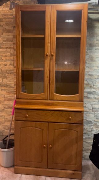 Vitrina de madera y cristal