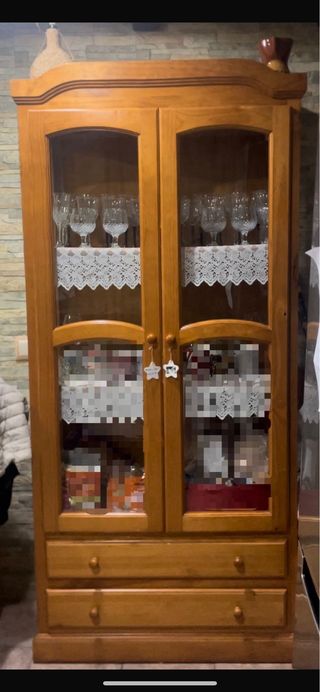Vitrina de madera y cristal