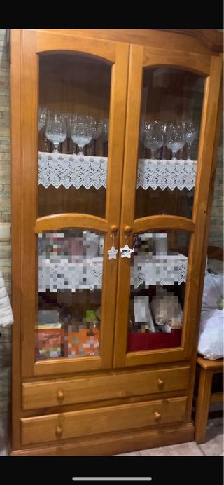 Vitrina de madera y cristal