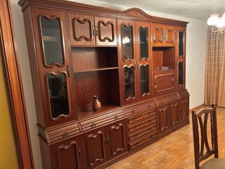 Mueble de salón de madera y cristal