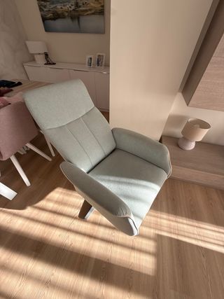 Sillón reclinable completamente nuevo.