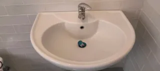 Lavandino bagno con colonna e miscelatore