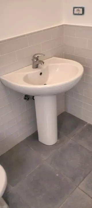 Lavandino bagno con colonna e miscelatore