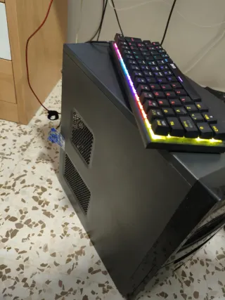 Torre PC"Gaming" con Teclado RGB+televisor+raton