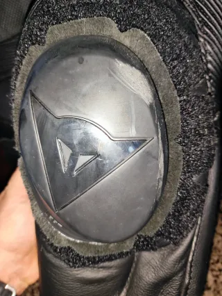 Mono Dainese cuero talla 56