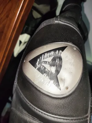 Mono Dainese cuero talla 56