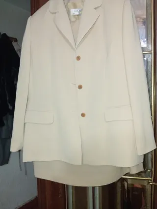 Traje de chaqueta y falda beige Talla M