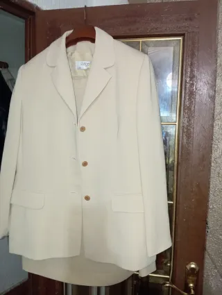 Traje de chaqueta y falda beige Talla M