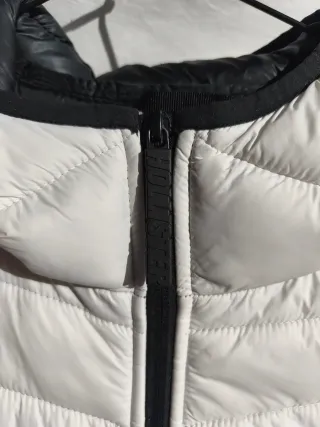 Chaqueta Hollister blanca con capucha