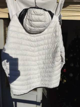 Chaqueta Hollister blanca con capucha