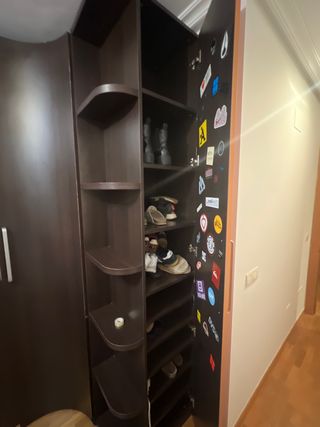 Armario esquinero madera marrón y naranja