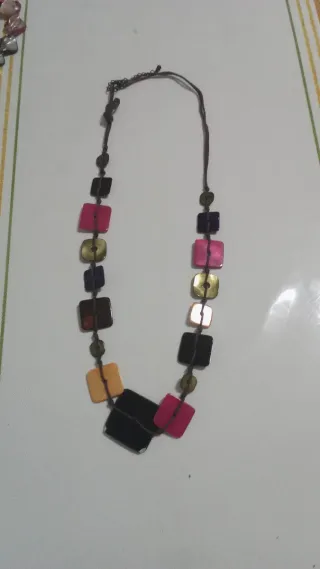 Collar multicolor con colgantes cuadrados