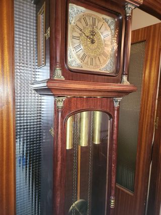 Reloj de pie de madera y metal Radiant antiguo