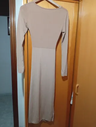 Vestido largo beige con abertura