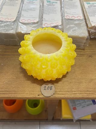 Vela decorativa de cera amarilla