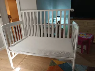 Cuna de bebé blanca