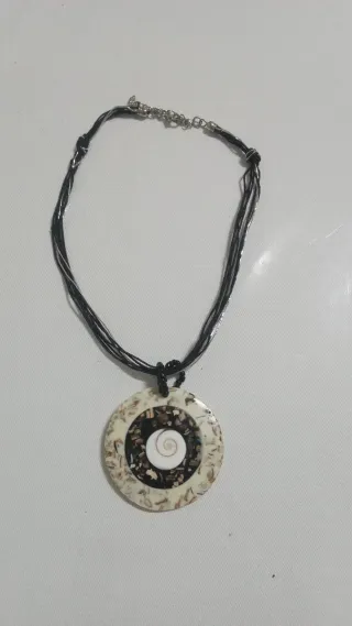 Collar con colgante redondo y espiral