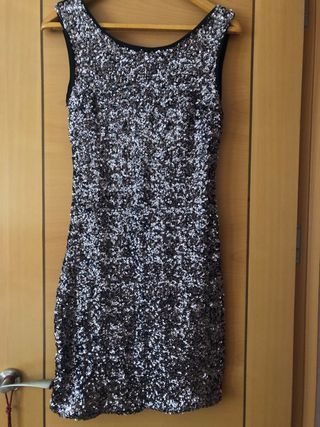 Vestido fiesta lentejuelas plata. Escote espalda.