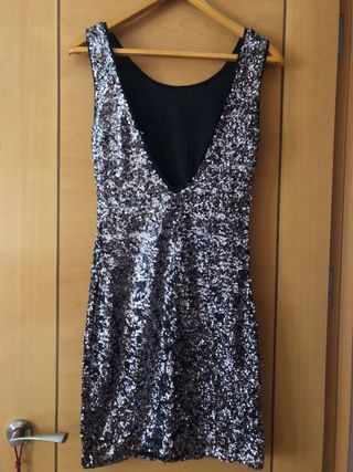 Vestido fiesta lentejuelas plata. Escote espalda.