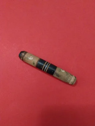 Alfiletero antiguo victoriano para agujas.