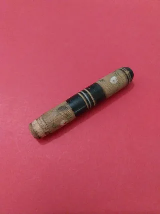 Alfiletero antiguo victoriano para agujas.