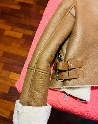 Cazadora doble faz Bershka marrón y blanca T.XS