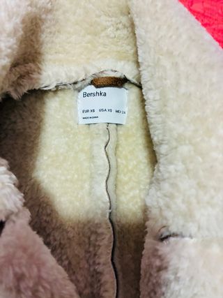 Cazadora doble faz Bershka marrón y blanca T.XS