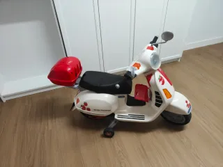 Moto Vespa Infantil Eléctrica Blanca