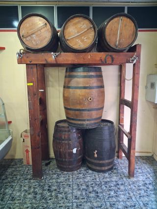 Estantería con para barriles de vino