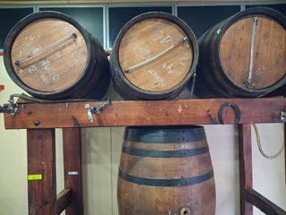 Estantería con para barriles de vino