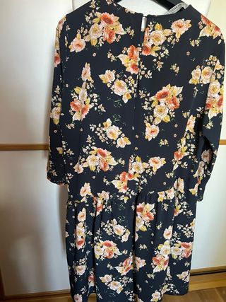 Vestido Zara floral talla M