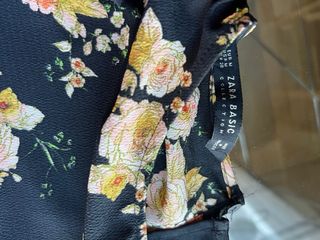 Vestido Zara floral talla M